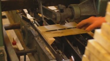 ahşap kutular üretimi için bir makine üzerinde çivileme panoları