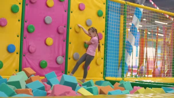 Girl climbs the climbing wall — Stock Video