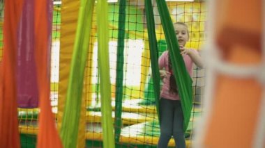 kız bir sayfa diğerine gider