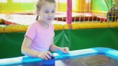 Kız bir masa oyunu oynamak