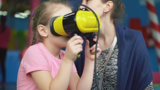 Mädchen spielt mit virtueller Brille — Stockvideo