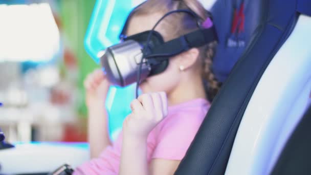 fille dans un casque de réalité virtuelle