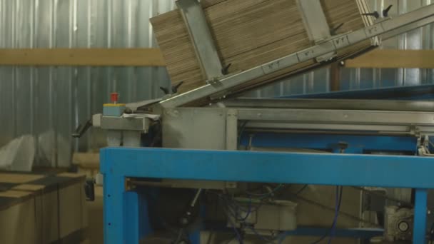 Máquina para a produção de caixas de papelão — Vídeo de Stock