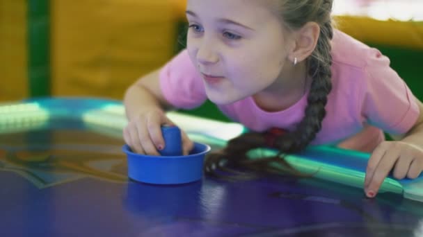 Girl playing a board game — Stock Video