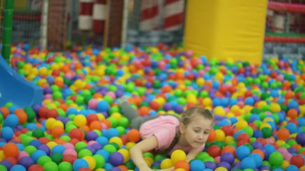 Meisje in de pool van ballen — Stockvideo