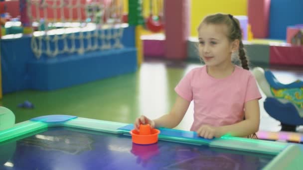 Chica jugando un tablero juego — Vídeo de stock