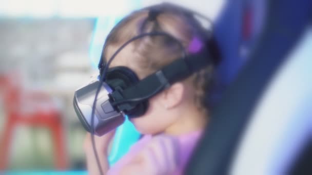 Menina em um capacete realidade virtual — Vídeo de Stock