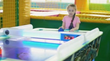 Kız bir masa oyunu oynamak