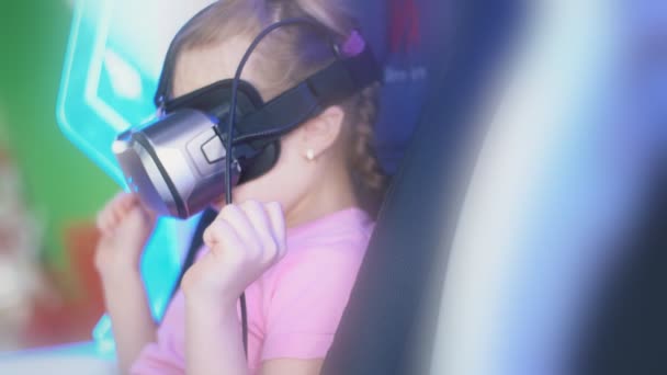 Fille dans un casque de réalité virtuelle — Video