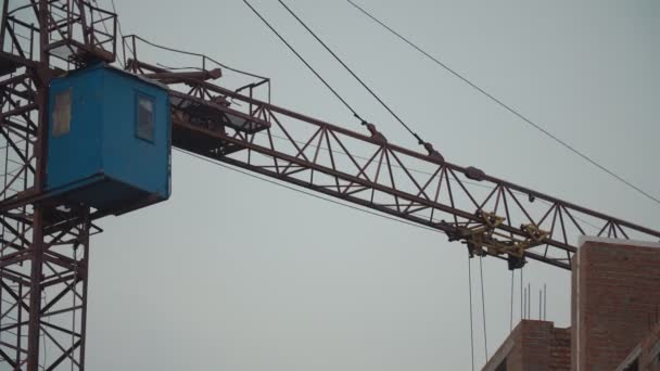 Travail de grue sur un chantier de construction — Video