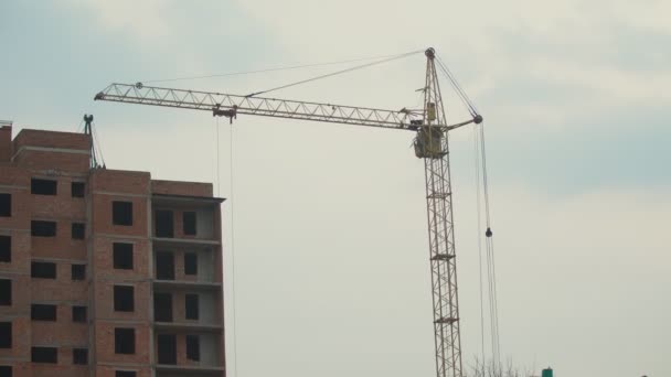 Trabajos de grúa en una obra de construcción — Vídeos de Stock