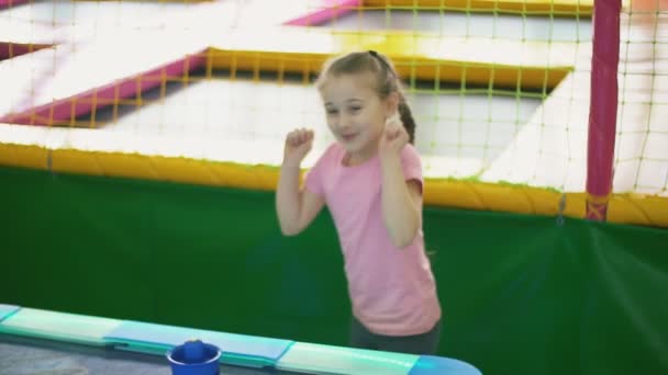 Kız bir masa oyunu oynamak — Stok video