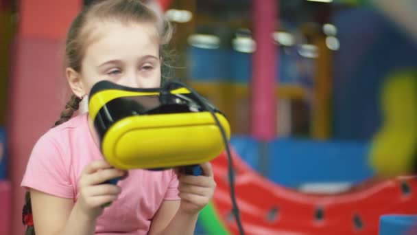 Mädchen spielt mit virtueller Brille — Stockvideo