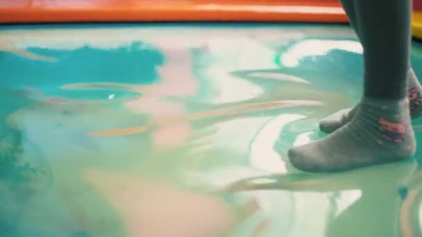 Девушка, сидящая в бассейне — стоковое видео