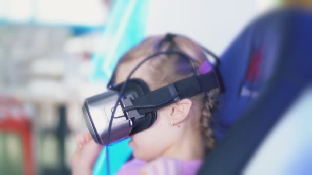 Девушка в шлеме виртуальной реальности — стоковое видео