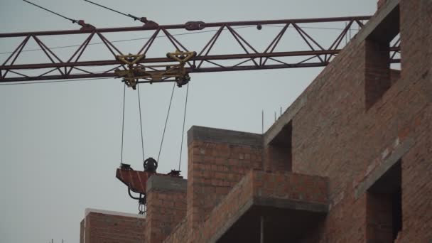 Trabalhos de grua num estaleiro de construção — Vídeo de Stock