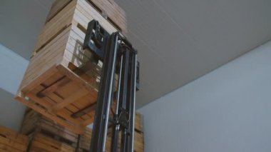 elma ile büyük kutular yükleme yükleyici