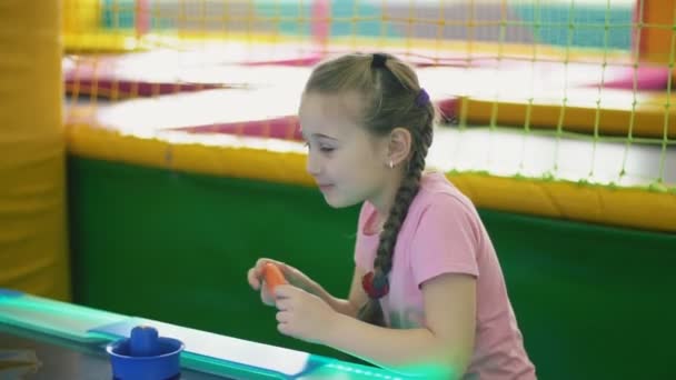 Κορίτσι, παίζει ένα επιτραπέζιο παιχνίδι — Αρχείο Βίντεο