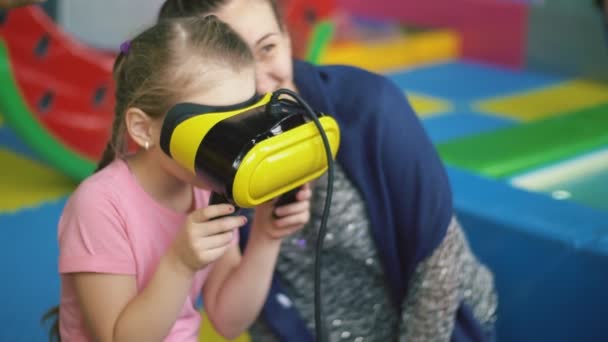 Mädchen spielt mit virtueller Brille — Stockvideo