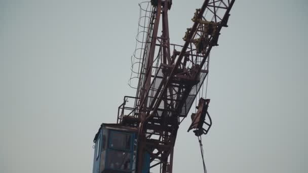 Trabalhos de grua num estaleiro de construção — Vídeo de Stock