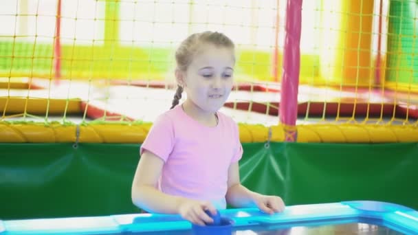 Κορίτσι, παίζει ένα επιτραπέζιο παιχνίδι — Αρχείο Βίντεο