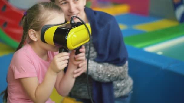 Dívka hraje s virtuálními brýlemi — Stock video