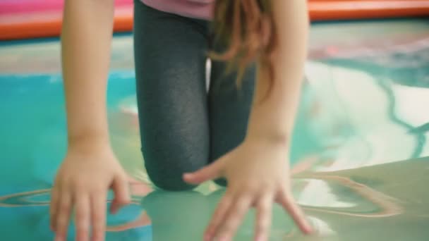 プールに座っている女の子 — ストック動画
