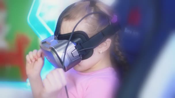 fille dans un casque de réalité virtuelle