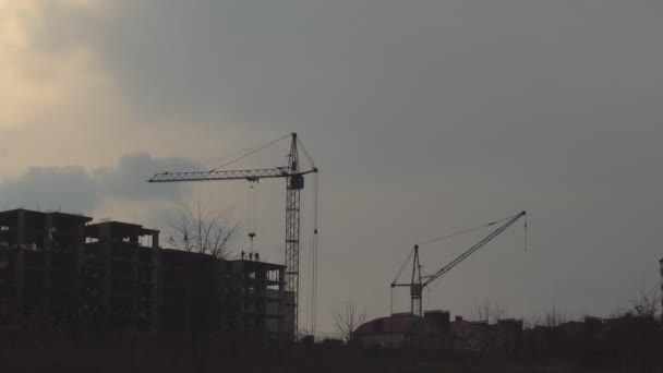 Trabalhos de grua num estaleiro de construção — Vídeo de Stock