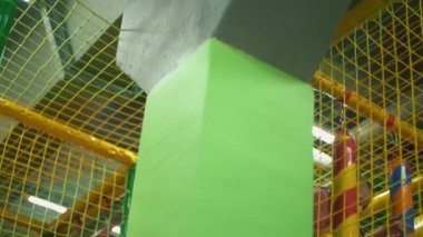 kız net arkasında çalışır