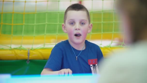 Junge spielt Brettspiel — Stockvideo