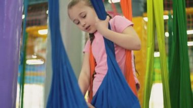 kız bir sayfa diğerine gider