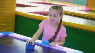 Kız bir masa oyunu oynamak