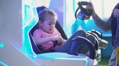 sanal gerçeklik kask kız