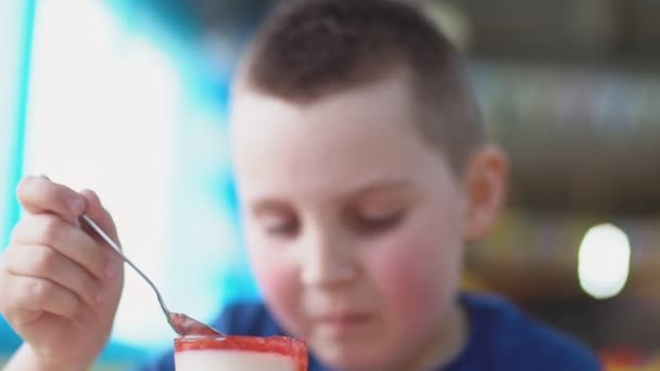 男孩吃甜点 — 图库视频影像