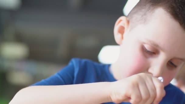 Niño comiendo postre — Vídeos de Stock