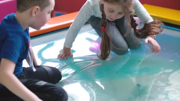 Crianças brincando na piscina — Vídeo de Stock