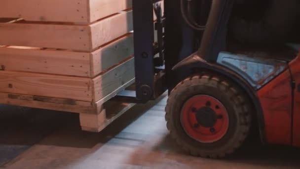 Завантажувач завантажує великі коробки з яблуками — стокове відео