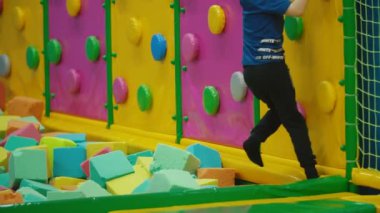 çocuk duvara tırmanıyor.