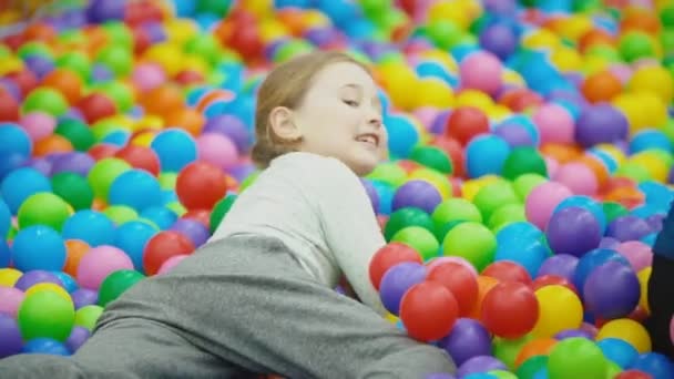 Дети играют с разноцветными мячами — стоковое видео