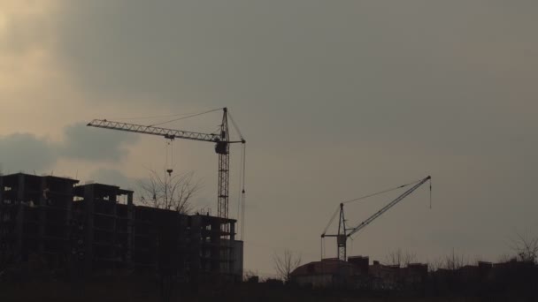 Travail de grue sur un chantier de construction — Video