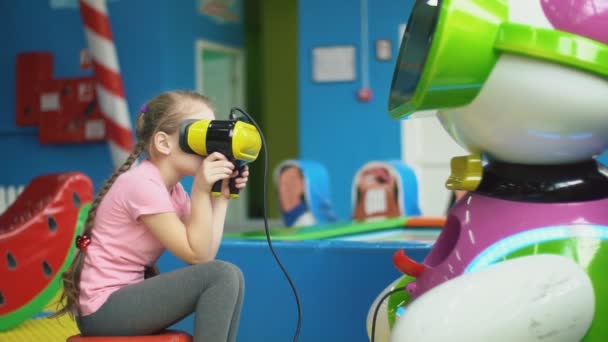 Девушка играет с виртуальными очками — стоковое видео