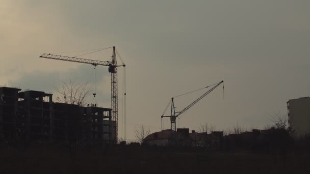 Kraanwerk op een bouwplaats — Stockvideo