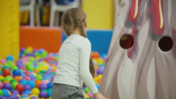 Дети играют с разноцветными мячами — стоковое видео