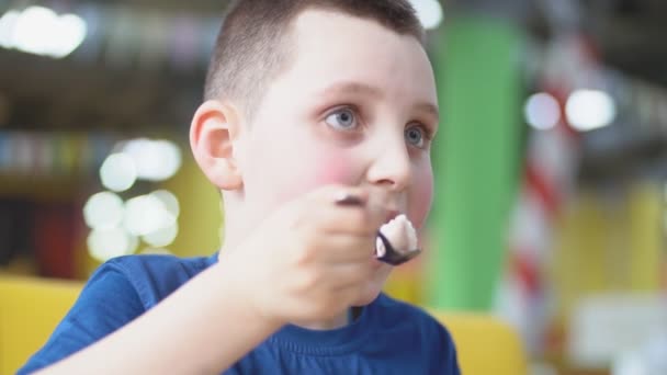 デザートを食べる少年 — ストック動画