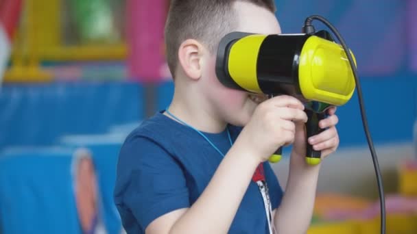 Kleine jongen in een virtual reality helm speelt spelletjes — Stockvideo