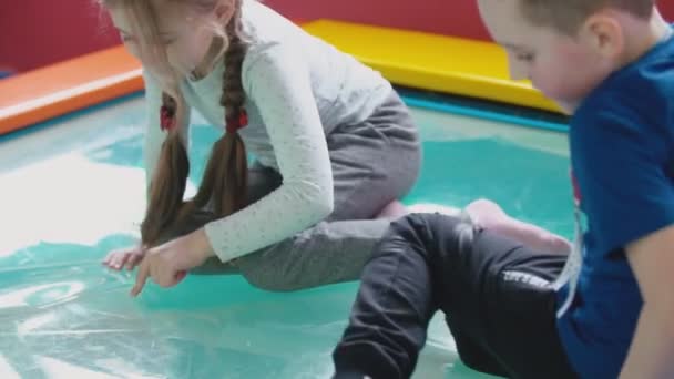 Děti hrající si v bazénu — Stock video