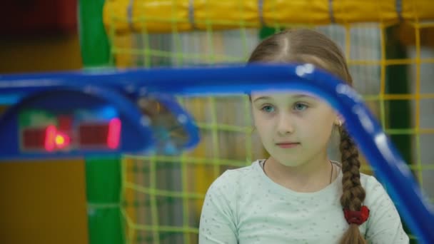 Menina jogando um jogo de tabuleiro — Vídeo de Stock