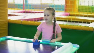 Kız bir masa oyunu oynamak