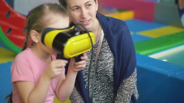 Mädchen spielt mit virtueller Brille — Stockvideo